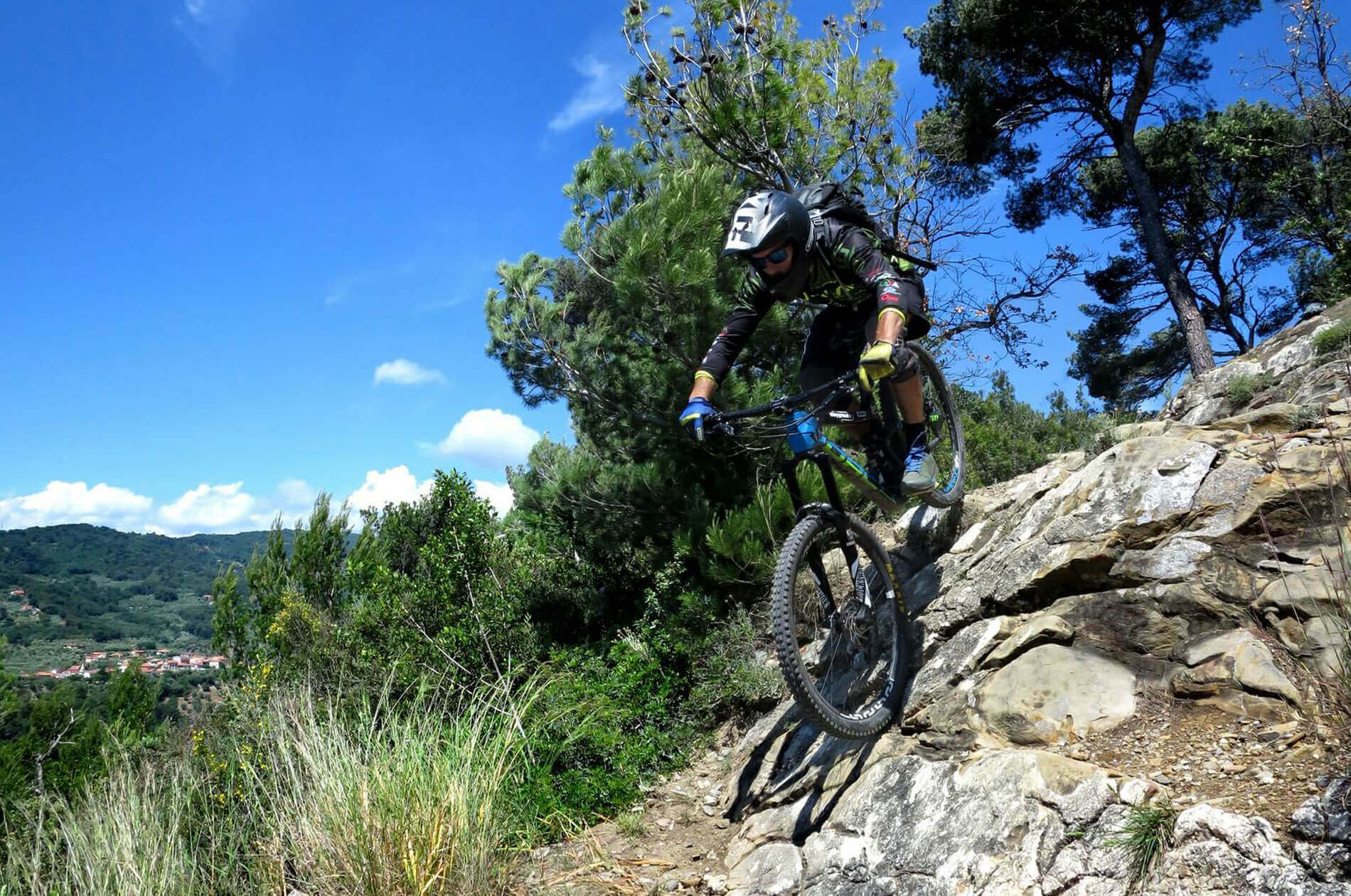 Devil Digiacomo ist der Reiseführer auf die aufregendsten Mountainbike und Freeride Routen der ligurischen Westküste nehmen