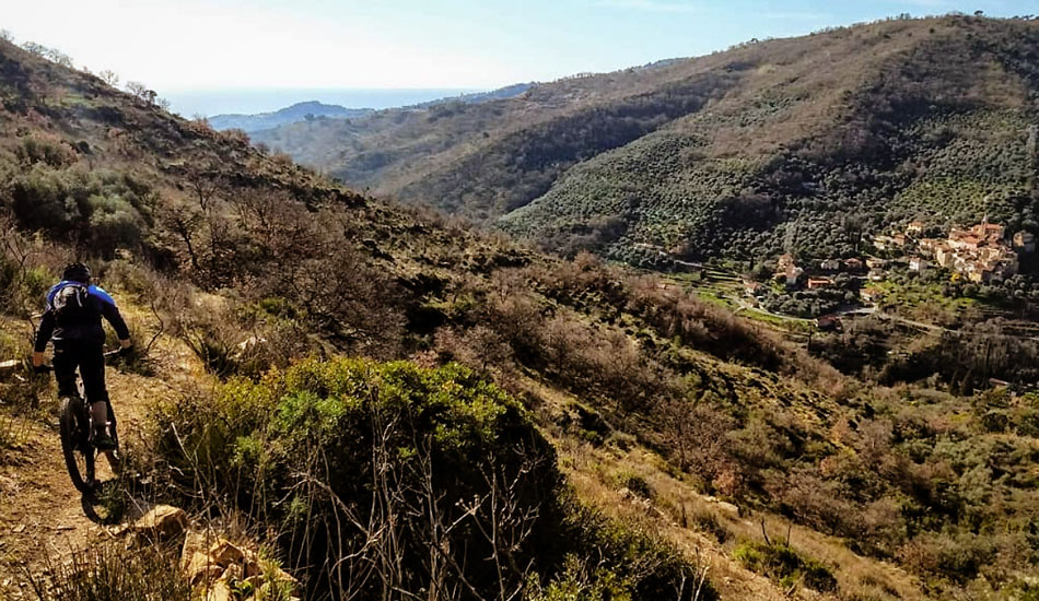 Trail enduro sul Monte Faudo in Liguria